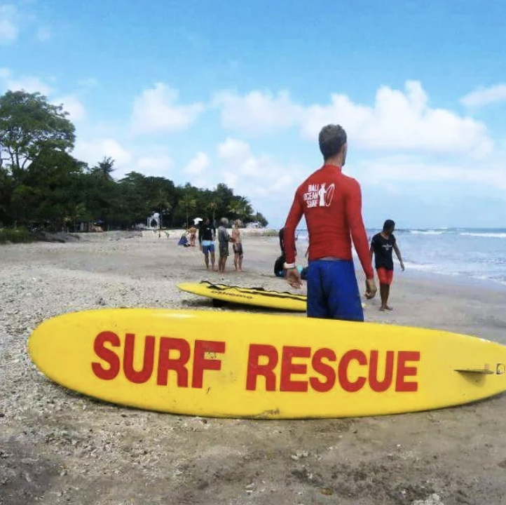 moniteur de surf julien à bali ocean surf avec planche de surf rescue