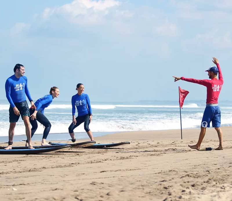 moniteur de surf qui fait un cours à 3 élèves à Bali